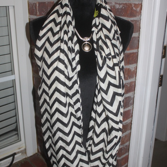 Rikka black and white chevon circular polyester scarf 32" X 70" New with tags… - Picture 1 of 3